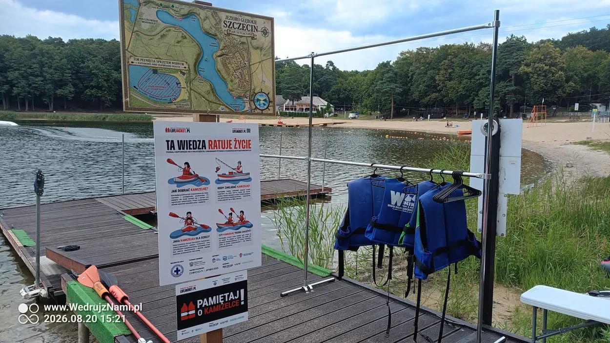 Tablice edukacyjne LIFEJACKET.PL i kamizelki na pomoście Przystani Głębokie